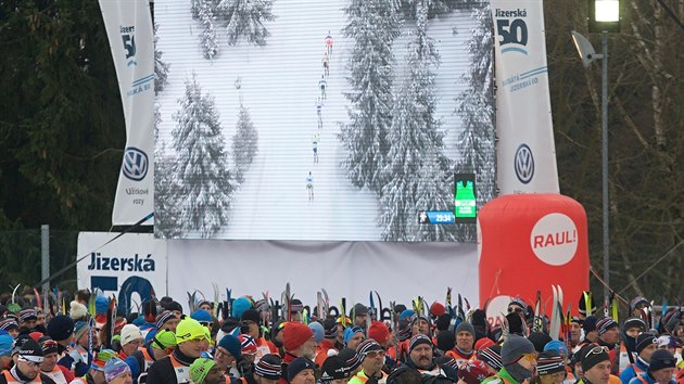 Deset tisc divk sledovalo na stadionu v Bedichov hlavn zvod jubilejn padest Jizersk padestky. Zvodu se zastnilo tyi a pl tisce lid. Nechybli zstupci Austrlie, Velk Britnie nebo teba Japonska.