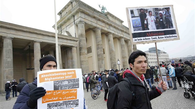 V Berln demonstrovaly dva tisce lid proti vyhoovn migrant (11. nora 2017)
