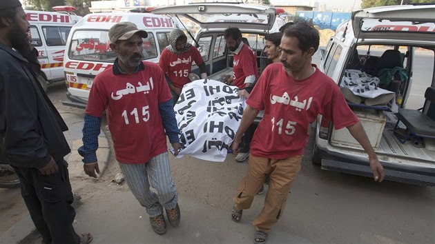 Pi toku na sfickou svatyni v provincii Sindh zemelo 75 lid (16. nora 2017)