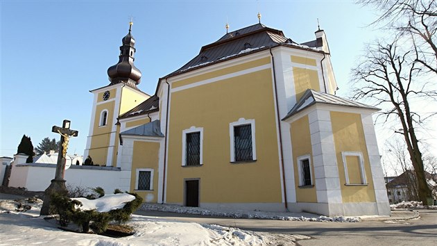 Obytovsk kostel Navtven Panny Marie postaven na pdorysu elvy m od loskho roku opravenou stechu. Farnost do oprav investovala pes 1,5 milionu korun.