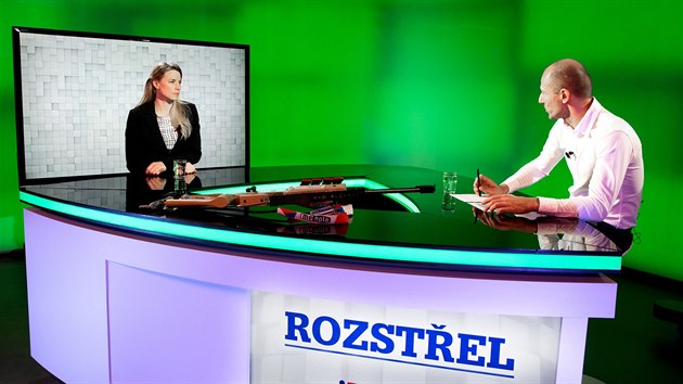 Bval biatlonistka Barbora Tomeov a modertor Martin Moravec v diskusnm poadu iDNES.tv Rozstel.