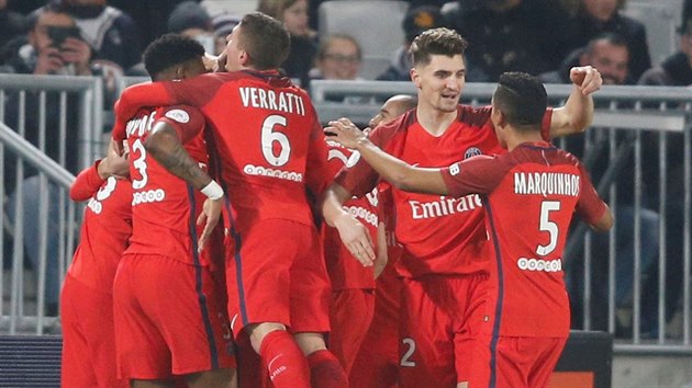 Fotbalist paskho St. Germain se raduj ze vstelen branky proti Bordeaux.