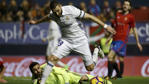 tonk Karim Benzema z Realu Madrid obchz branke Osasuny Salvatora Sirigua.