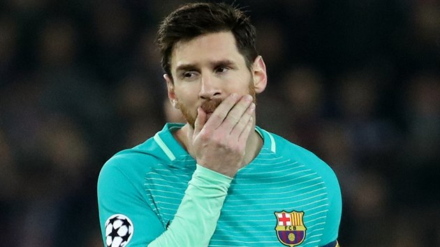 Zklaman Lionel Messi z Barcelony po neekanm propadku na hiti Pae v osmifinle Ligy mistr.