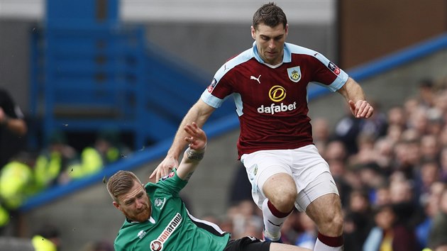 Sam Vokes z Burnley se pokou pejt pes Alana Powera, fotbalistu Lincolnu, v utkn anglickho FA Cupu.