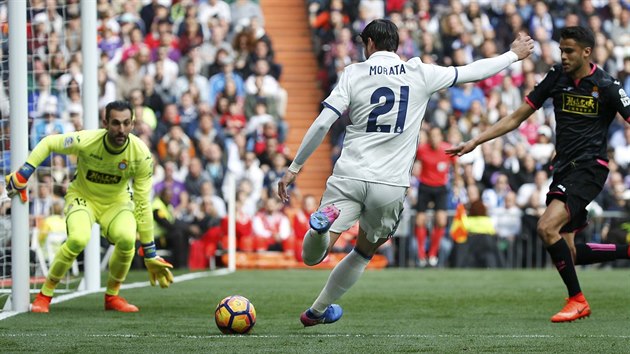 lvaro Morata z Realu Madrid v akci v domcm utkn panlsk ligy proti Espaolu.