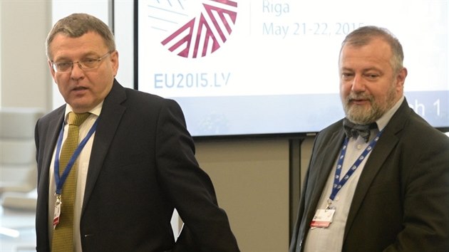 Ministr zahrani Lubomr Zaorlek a f hradnho zahraninho odboru Hynek Kmonek v lotysk Rize v jnu 2015