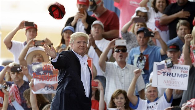 Prezident Donald Trump na shromdn svch pznivc na Florid, kter pipomnalo pedvolebn kampa (18. nora 2017).