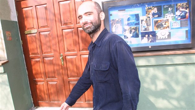 Dramaturg Tomáš Vůjtek v roce 2002 před Divadlem Petra Bezruče.
