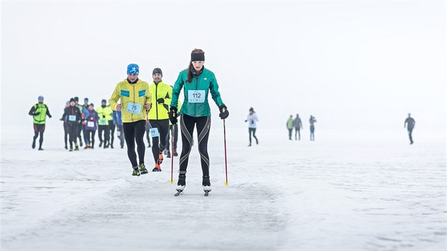 Ledovho maratonu na Lipn se zastnili bci, bkai i cyklist.