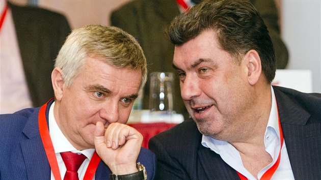 Hradn kancl Vratislav Myn a Martin Nejedl, ekonomick poradce prezidenta Miloe Zemana, na sjezdu Strany prv oban