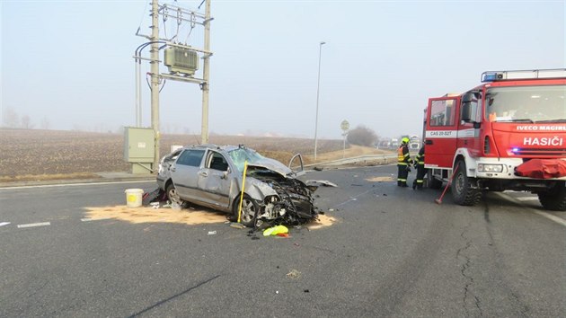 Slovensk idi na D2 narazil do svodidel, kter jeho kodu vymrtila do vzduchu. Vz v kotrmelcch doputoval a k benzinov stanici, vn zrannho idie museli vyprostit hasii.