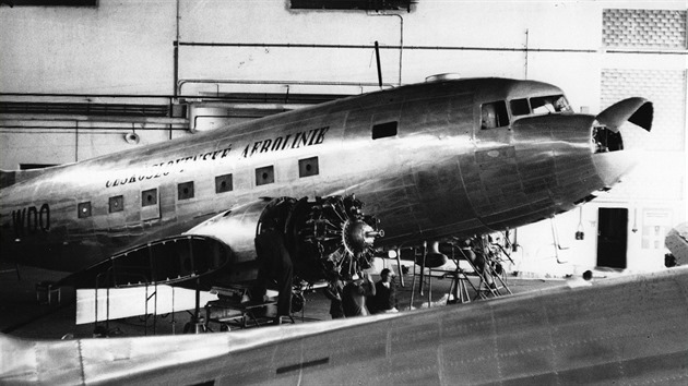 Jedna z dakot (C-47 Skytrain) povlench SA