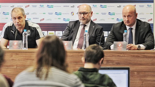 Plzesk trenr Roman Pivarnk (vlevo), majitel Tom Paclk (druh zprava) a generln manaer Adolf dek na tiskov konferenci ped startem jara 2017.