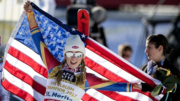 TAK JSEM ZASE VYHRLA. Mikaela Shiffrinov se ve Svatm Moici stala potet za sebou mistryn svta ve slalomu.