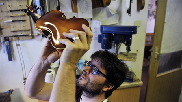 Osmaticetilet housla Pavel Cel opravuje housle ve sv dln ve Vani na Tebsku. Krom toho i v Luhaovicch vyuuje budouc houslae.