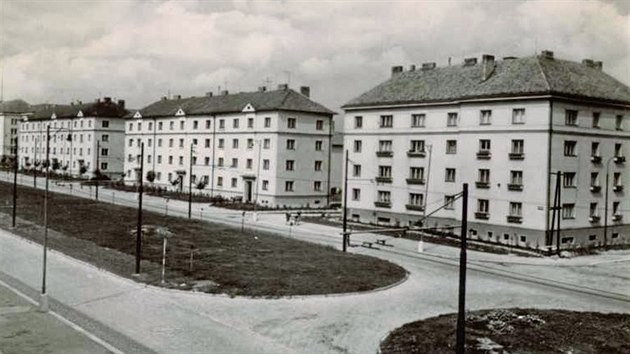 Takto vypadala Vrchlickho ulice v 50. letech po dokonen stavby dom. Dnes se tudy jezd k nemocnici.