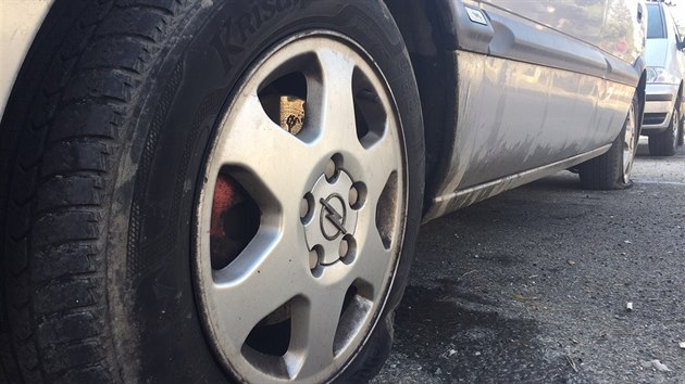 Neznm pachatel propchal autm v Beroun pneumatiky (16.2.2017).