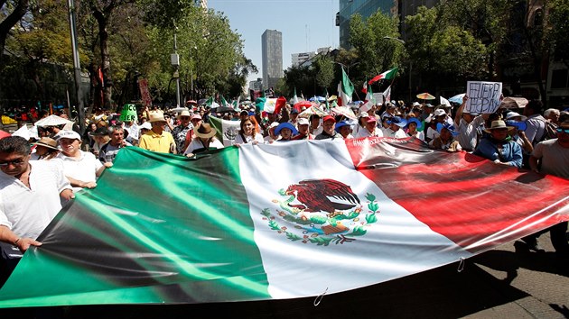 A 20 000 lid demonstrovalo v hlavnm mst Mexika proti antiimigran politice Donalda Trumpa (12. nora 2017)