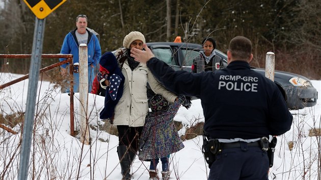 Rodinu, kter policii ekla, e pochz ze Sdnu, zadrela na hranici kanadsk policie pot, co pijela taxkem a chtla se dostat na kanadsk zem u Hemmingfordu ve stt Quebec. (15.2.2017)