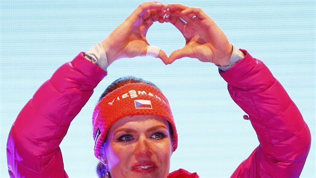 esk biatlonistka Gabriela Koukalov na zlatm stupni po sprintu na MS v Hochfilzenu.