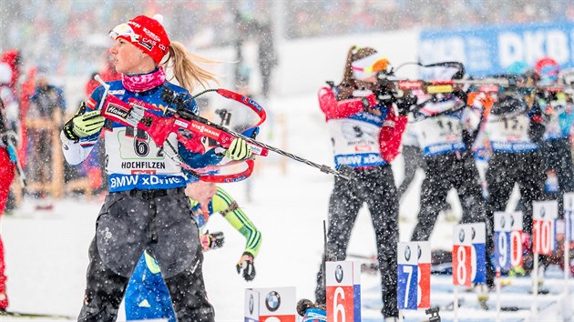 esk biatlonistka Eva Puskarkov pi nstelu ped zvodem tafet na MS v...