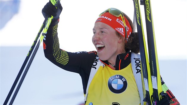 Nmeck biatlonistka Laura Dahlmeierov se raduje ze svho ptho zlata na MS v Hochfilzenu.
