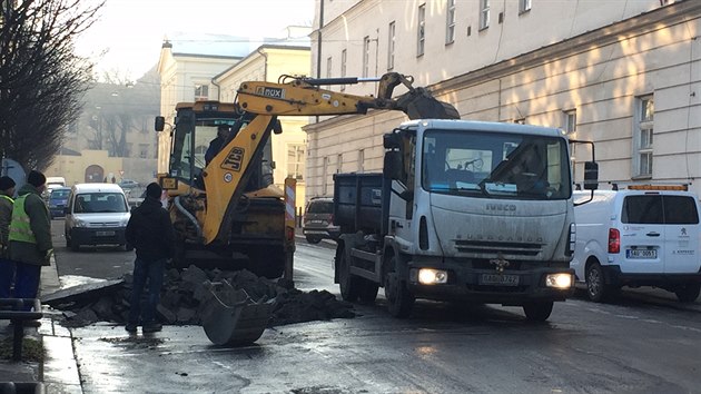 U Veobecn fakultn nemocnice na Praze 2 prasklo dal z historickch potrub (15.2.2017)