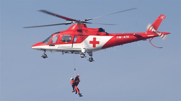 Vrtulník nového provozovatele letecké záchranné sluby na olomouckém heliportu,...