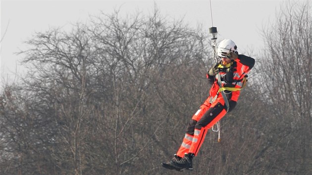 Vrtulnk novho provozovatele leteck zchrann sluby na olomouckm heliportu, firmy Air Transport Europe, pi ukzce vysazen lkae v nepstupnm ternu s pomoc navijku a nslednho vyzvednut i s pacientem.