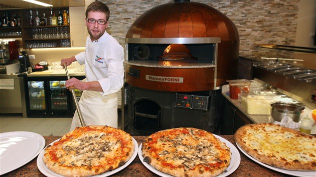 Olomouck arcibiskupstv otevelo restauraci a pizzerii. Po odluce crkve od sttu si toti mus zabezpeit pjmy k financovn sv innosti. Dominantou podniku je dvoutunov pec.