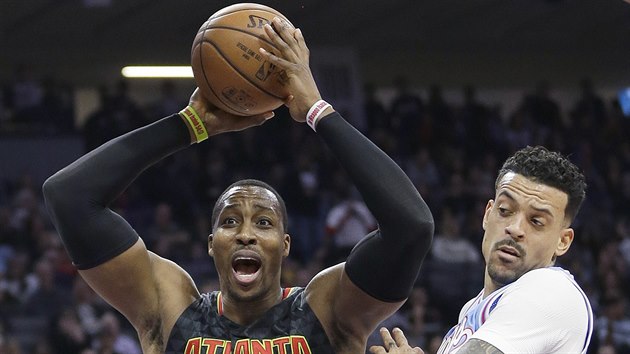 Dwight Howard (vlevo) z Atlanty pod tlakem Matta Barnese ze Sacramenta.