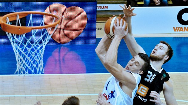 Dnsk basketbalista Tom Pomiklek (u me) doskoil ped Martinem Kem z Nymburka.