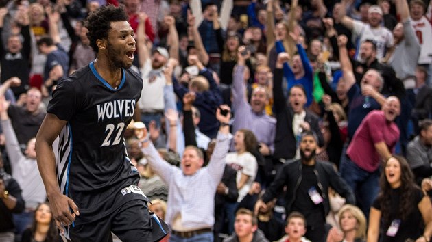 Andrew Wiggins z Minnesoty se raduje ze sv trefy. Potil i celou tribunu.