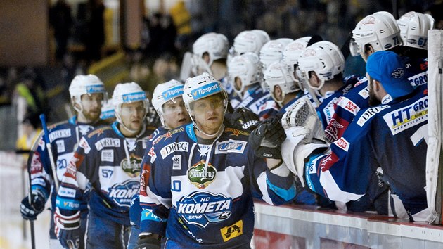 Martin Erat (vpedu) slav se spoluhri gl Komety.