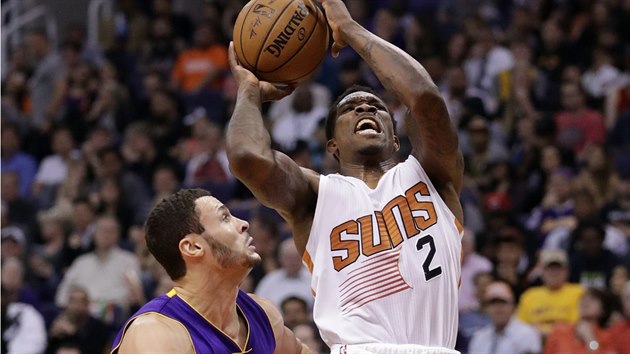 Eric Bledsoe (vpravo) z Phoenixu to na ko LA Lakers pes Larryho Nance Jr.