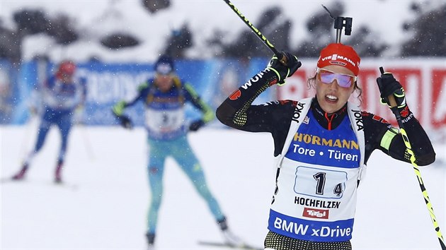 Laura Dahlmeierov dojela nmeck biatlonov tafet pro zlato z MS v Hochfilzenu. Zcela vlevo finiuje Gabriela Koukalov pro tvrt msto.