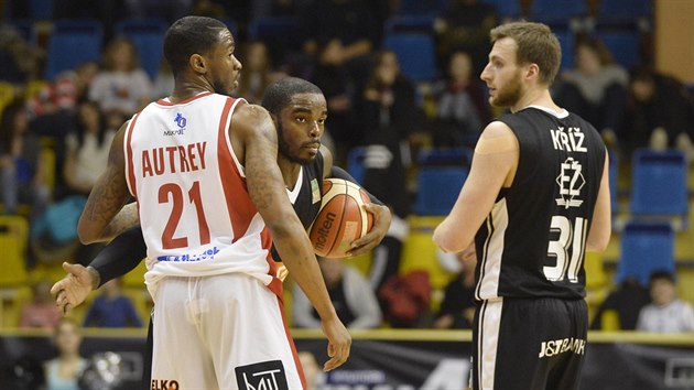 Pardubick basketbalista Lamb Autrey (vlevo) se ocitl v nezvyklm propletenci s nymburskm Bryonem Allenem a zrove debatuje s Martinem Kem.