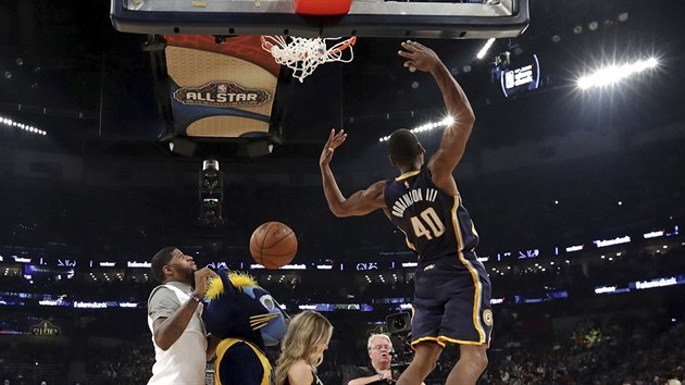 Glenn Robinson III. z Indiany zasmeoval pes Paula George, maskota Boomera a roztleskvaku.