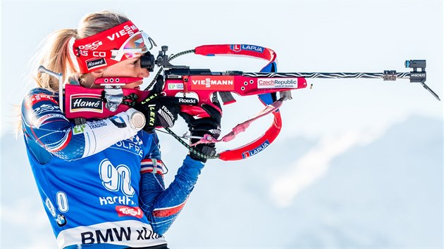 Eva Puskarkov pi nstelu ped sprintem na svtovm ampiontu v Hochfilzenu.