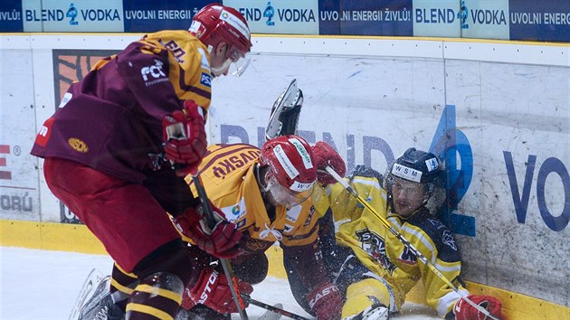 Momentka z duelu prvoligovch hokejist st nad Labem (lut) vs. Jihlava