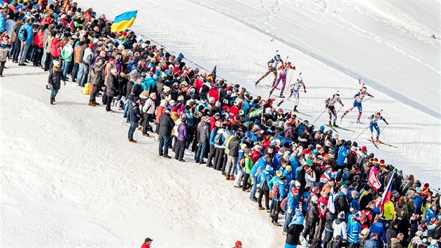 Momentka ze sthacho zvodu biatlonist na MS v Hochfilzenu.