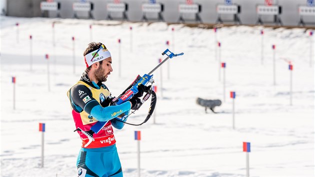 STOJKA. Martin Fourcade se chyst na stelbu ve sthacm zvod na MS v Hochfilzenu.