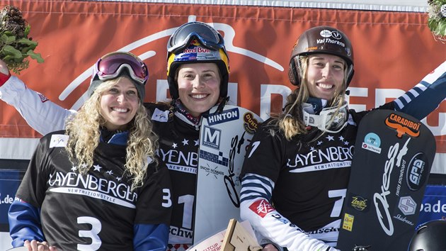 Snowboardkrosaka Eva Samkov (uprosted) slav triumf v nmeckm Feldberg, vlevo je druh Lindsey Jacobellisov, vpravo pak tet Chloe Trespeuchov.