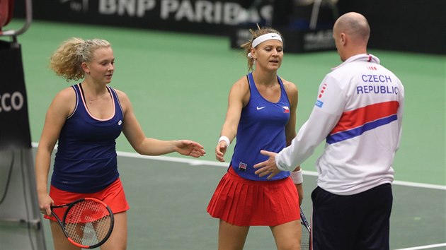 Kateina Siniakov (vlevo) a Lucie afov ve tyhe Fed Cupu, povzbuzuje je nehrajc kapitn Petr Pla.