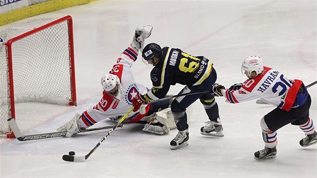 Momentka z duelu hokejist Tebe (bl) a st nad Labem