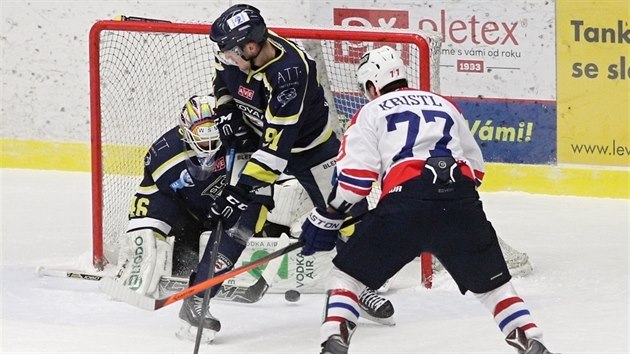 Momentka z duelu hokejist Tebe (bl) a st nad Labem