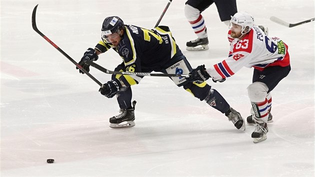 Momentka z duelu hokejist Tebe (bl) a st nad Labem