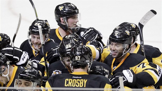 Radost hokejist Pittsburghu, zdy je Sidney Crosby.