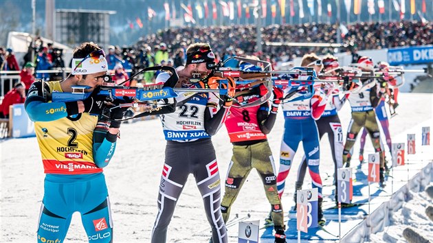 STOJKA. Martin Fourcade (vpedu) pi stelb v hromadnm zvodu na MS v Hochfilzenu.